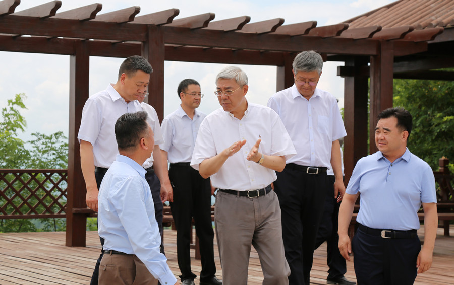 7-2021年7月，中共中央委員、時任甘肅省委書記尹弘蒞臨金徽股份調(diào)研指導防災(zāi)減災(zāi)和綠色礦山建設(shè)情況。.jpg