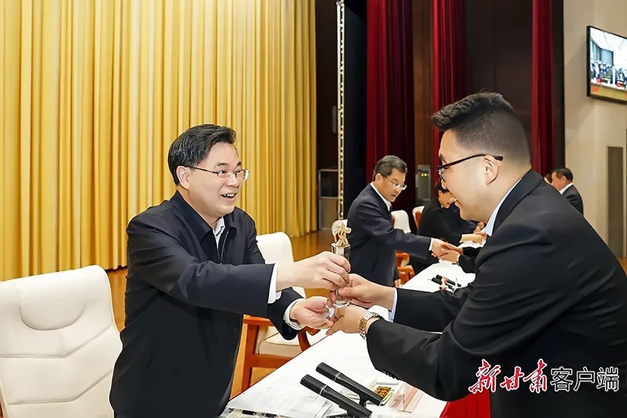 2-2023年5月，省委書記、省人大常委會主任胡昌升為金徽礦業(yè)旅游景區(qū)授“全省文化旅游發(fā)展突出貢獻集體獎”。.jpg