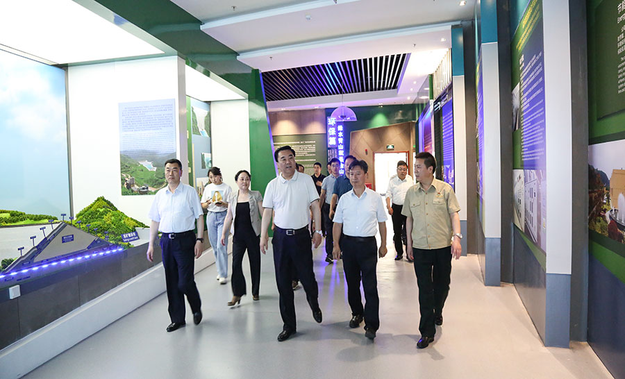14-2021年6月，時任省委常委、省委統(tǒng)戰(zhàn)部部長馬廷禮蒞臨金徽股份調(diào)研。.jpg