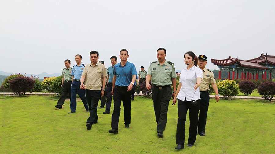 17-2020年7月，省委常委、省軍區(qū)司令員王文清蒞臨金徽股份調(diào)研企業(yè)編兵和綠色礦山建設(shè)工作是表示：金徽股份將民兵作為企業(yè)應(yīng)急救援力量的一員，充分發(fā)揮了民兵作用，立起了在企業(yè)編兵的標桿。.jpg