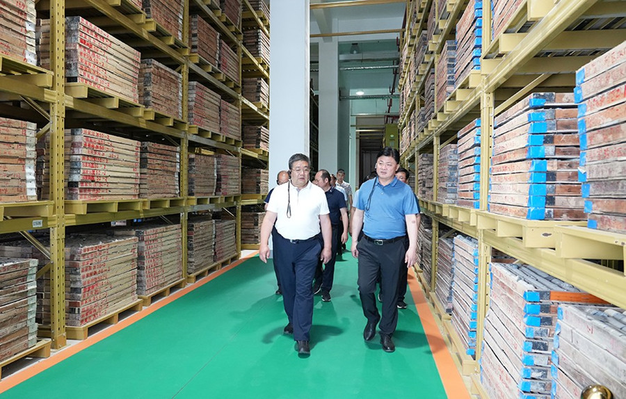 51-2022年6月，省農(nóng)業(yè)農(nóng)村廳一級巡視員朱寶瑩蒞臨金徽股份調(diào)研綠色礦山建設(shè)工作。.jpg
