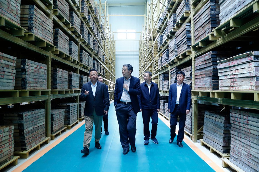 55-2019年4月，全國綠色礦山建設(shè)標準解讀與經(jīng)驗交流研討會——綠色礦業(yè)發(fā)展萬里行（隴南站）活動在金徽股份舉辦。中國礦業(yè)聯(lián)合會黨委書記、會長彭齊鳴出席主持會議，并就金徽股份的綠色礦山建設(shè)情況進行調(diào)研。.jpg