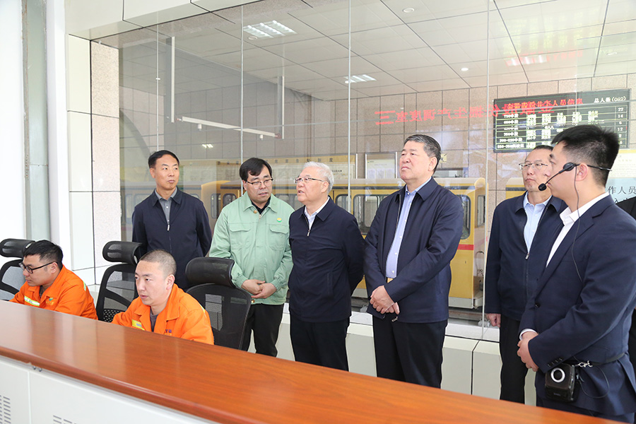 全國政協(xié)常委，省政協(xié)副主席，民進中央常委、甘肅省主委尚勛武調(diào)研金徽股份時強調(diào)，要加強科技創(chuàng)新與人才培養(yǎng)。-900.jpg