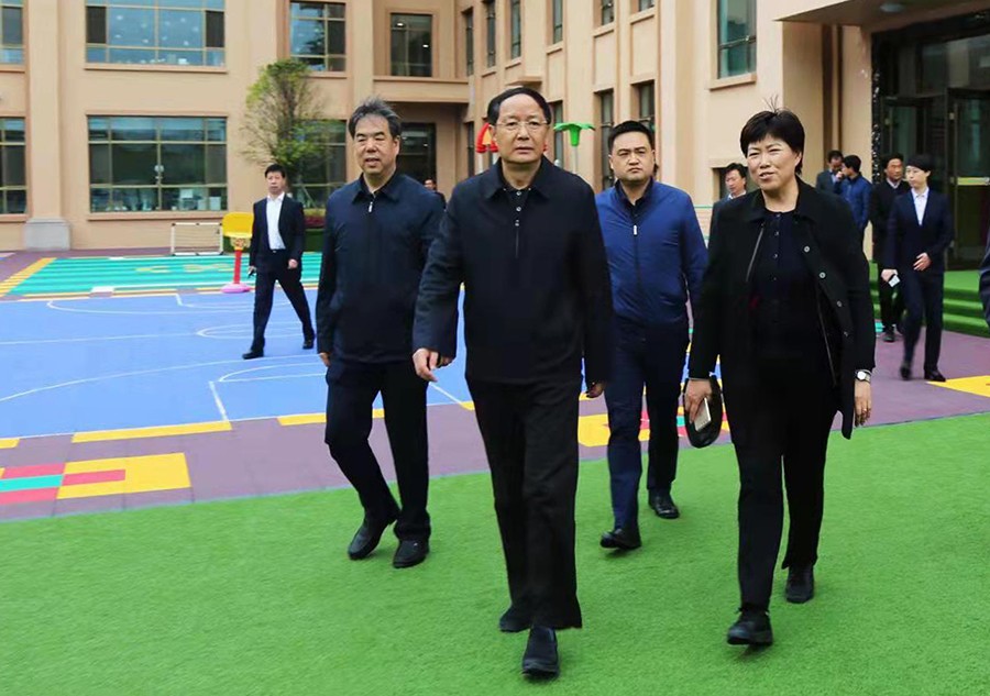 5.2018年4月，時任省政協(xié)主席、黨組書記歐陽堅蒞臨金徽企業(yè)視察-900.jpg